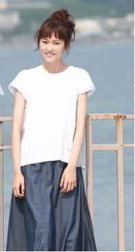 桐谷美鈴ドラマ衣装-デニムのロングスカート画像